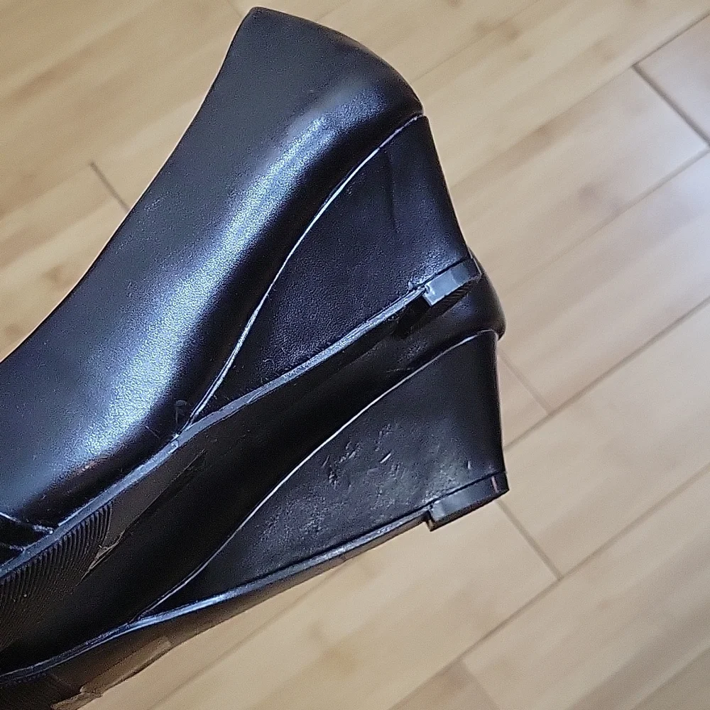 Nicola low wedge sz 11